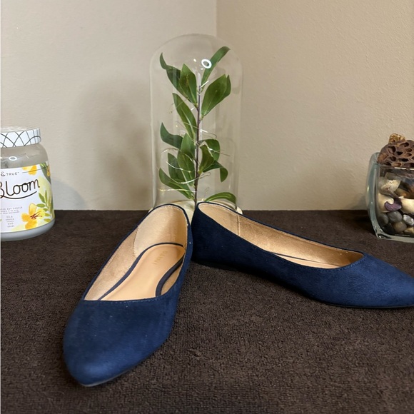 Blue flats; very cute, & comfortable; easy to walk in. - Picture 5 of 7